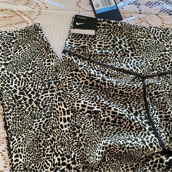 Nike โข One Tight Fit Leopard Print Mid-Rise 7/8 Leggings - Picture 6 of 12